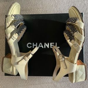 CHANEL quilted sandal with chain straps and pearl interlocking CC’s.